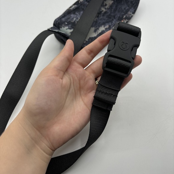 LULULEMON ATHLETICA | Mini belt bag in Psychedelic Toile Peri Purple Multi READ - Picture 9 of 16